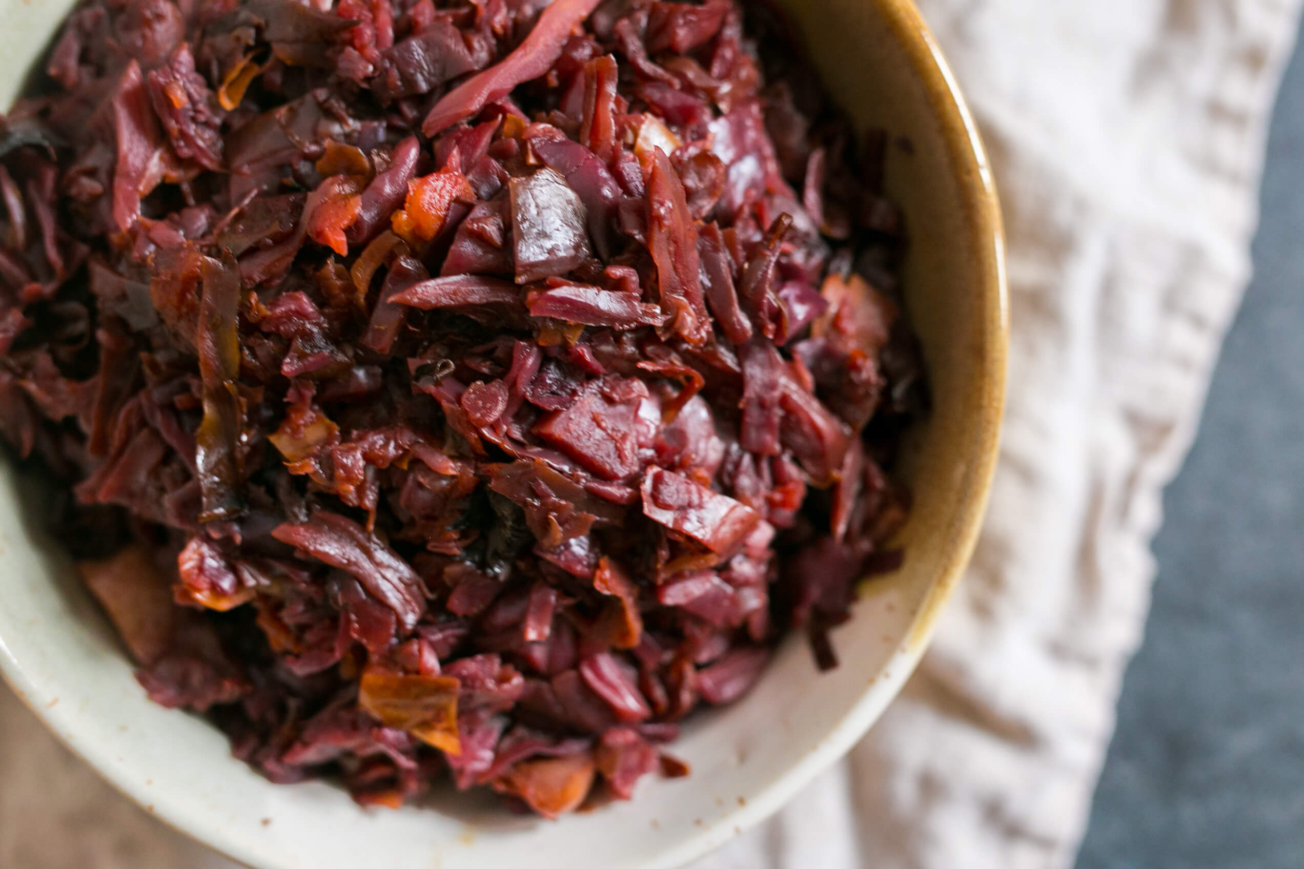 20 Healthy Meals to Help Your Clients Eat Healthy on a Tight Budget: Slow Cooker Purple Cabbage with Apples