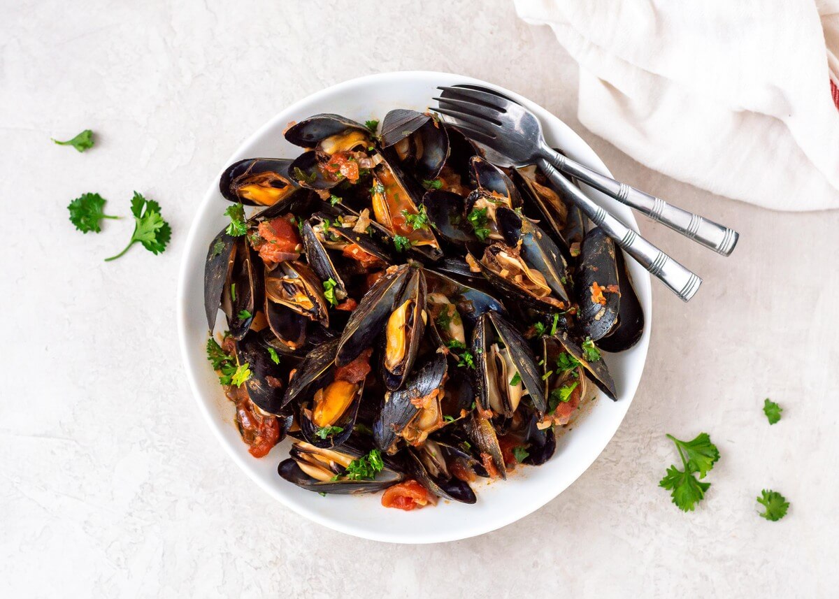 20 Meal Ideas to Help Clients Manage Acne: Steamed Mussels in Spicy Tomato Sauce