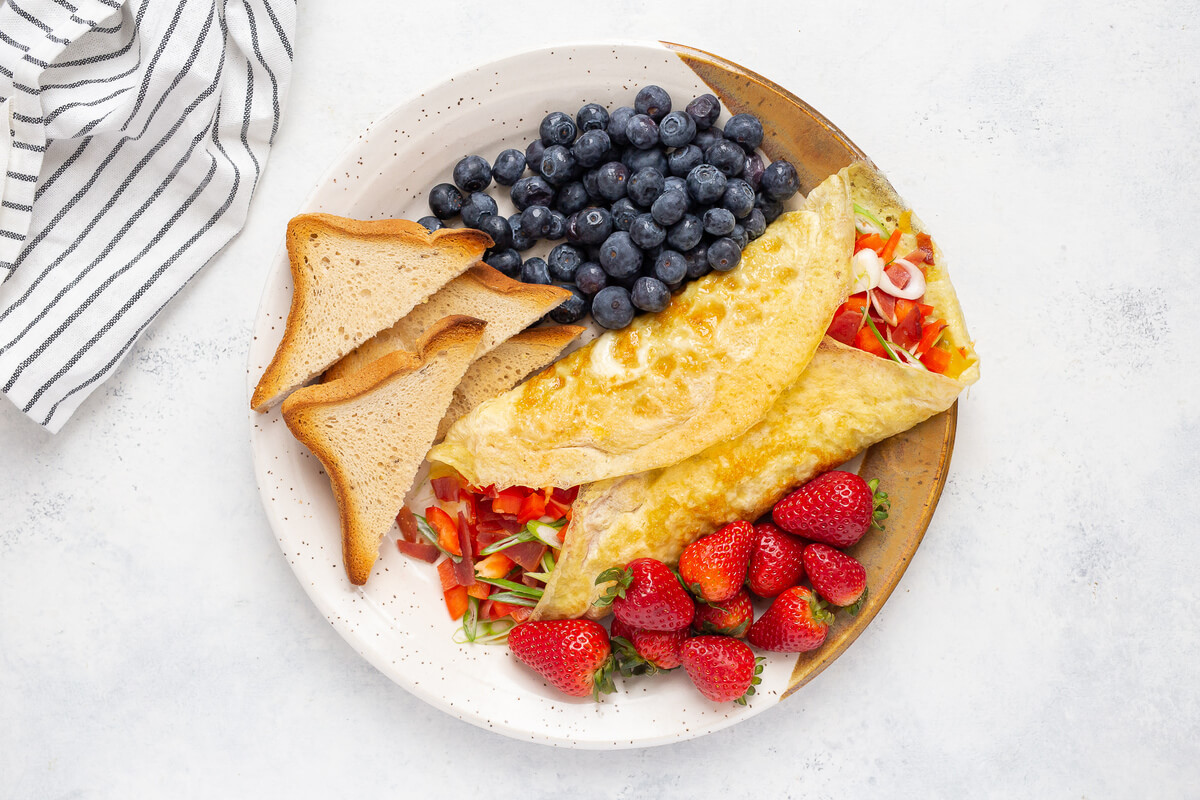20 Meal Ideas to Help Clients Manage Arthritis: Turkey Bacon Omelette with Toast & Fruits